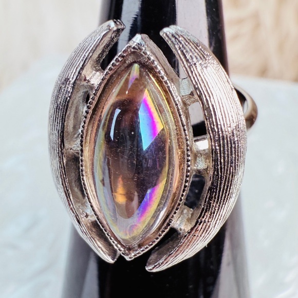 Beautiful vintage Silvertone size 6 ring